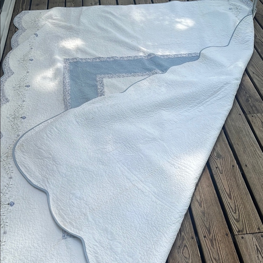 Elegant White and Blue Quilt - Picture 5 of 6